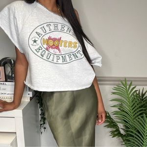 🍂Women’s Hooters Sleeveless Crop SweatShirt